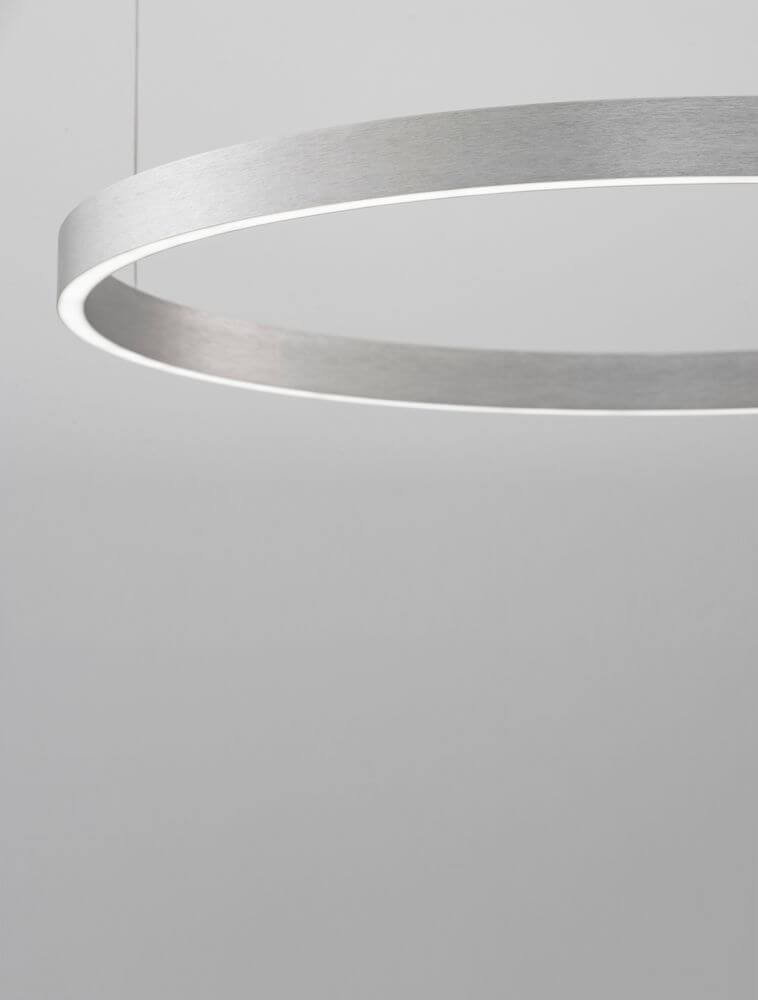 Elowen LED Pendelleuchte Ø 80cm 3000K Up & Down mit zirkulärem Aluminium-Schirm und sanftem Licht.