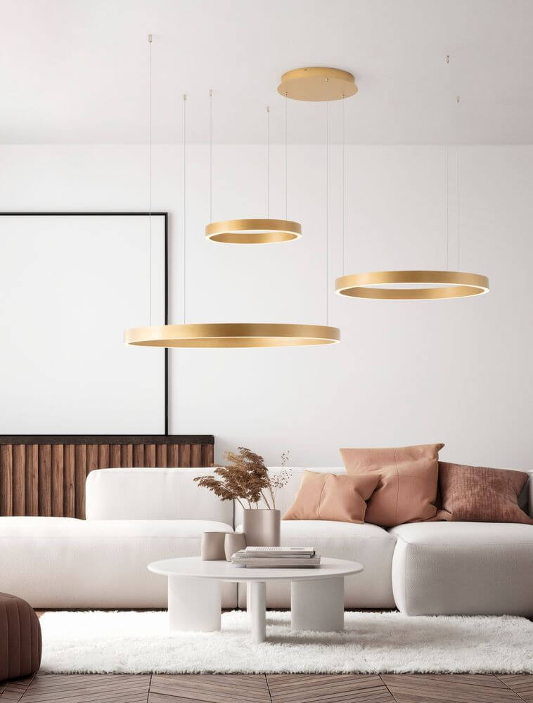 Elowen LED Pendelleuchte 3-flammig 3000K Up & Down in modernem Wohnzimmer mit Goldakzenten.