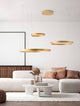 Elowen LED Pendelleuchte 3-flammig 3000K Up & Down in modernem Wohnzimmer mit Goldakzenten.