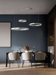 Elowen LED Pendelleuchte 3-flammig 3000K Up & Down in modernem Esszimmer, schlichte und stilvolle Beleuchtung.
