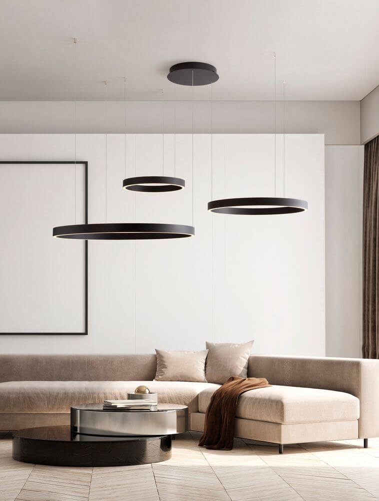 Elowen LED Pendelleuchte 3-flammig 3000K Up & Down im modernen Wohnzimmer mit Sofa und dekoren.
