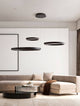 Elowen LED Pendelleuchte 3-flammig 3000K Up & Down im modernen Wohnzimmer mit Sofa und dekoren.