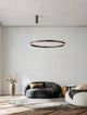Elowen LED Pendelleuchte 3000K Up & Down Braun im modernen Wohnraum mit Sofa und Teppich.