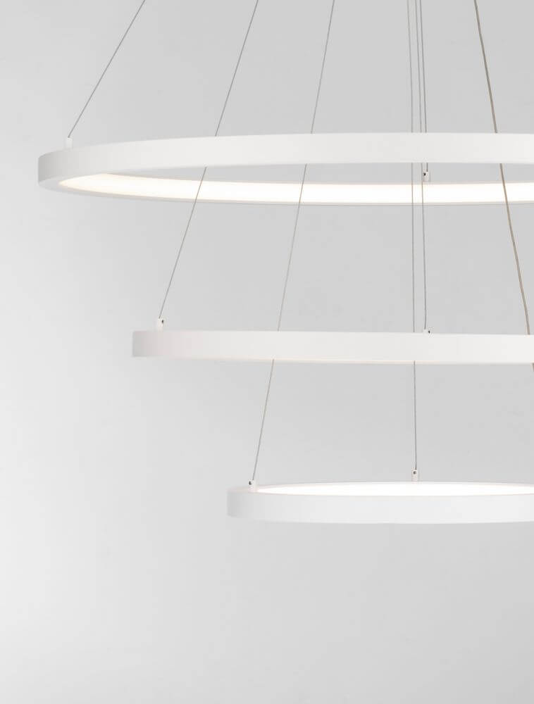 Empatia LED Pendelleuchte 3-flammig Ø 80cm 3000K mit drei stilvollen Leuchtringen in modernem Design.