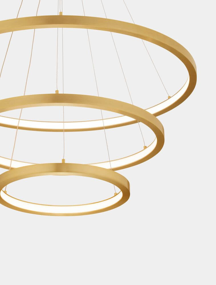 Empatia LED Pendelleuchte 3-flammig Ø 80cm 3000K mit drei goldenen Leuchtringen.