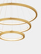 Empatia LED Pendelleuchte 3-flammig Ø 80cm 3000K mit drei goldenen Leuchtringen.