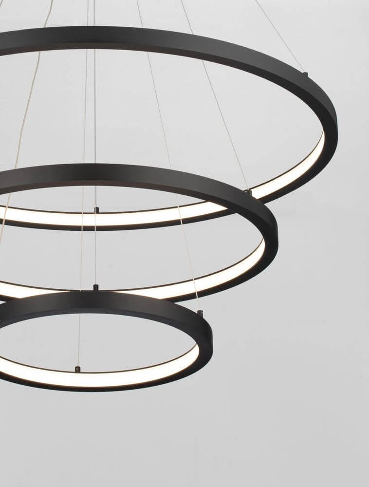 Empatia LED Pendelleuchte 3-flammig Ø 80cm 3000K in elegantem Design mit drei Leuchtringen.