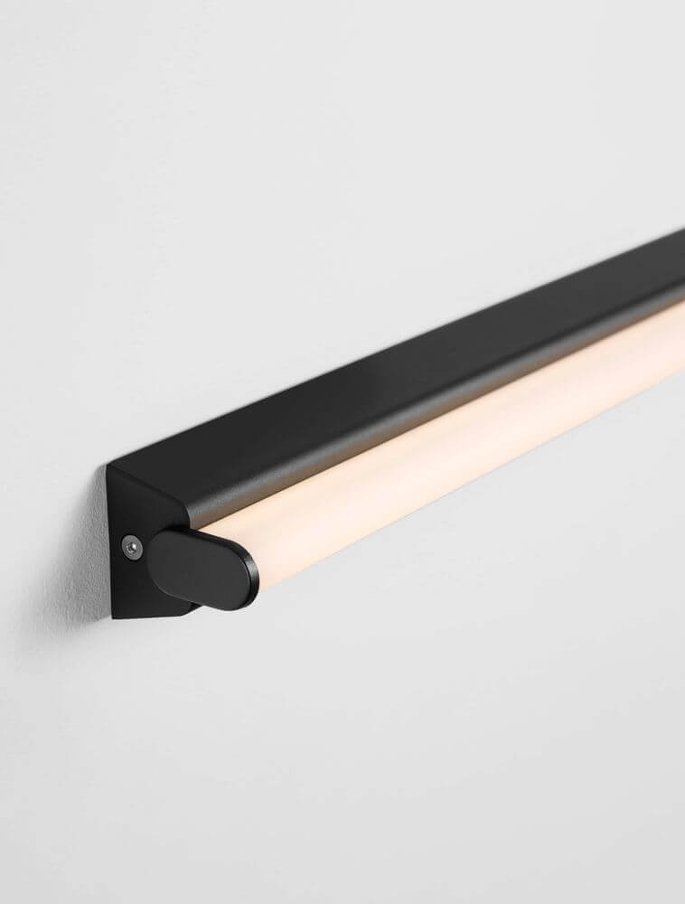 Endo LED Wandleuchte 3000K Schwarz IP44 an einer Wand installiert, modernes und elegantes Design.
