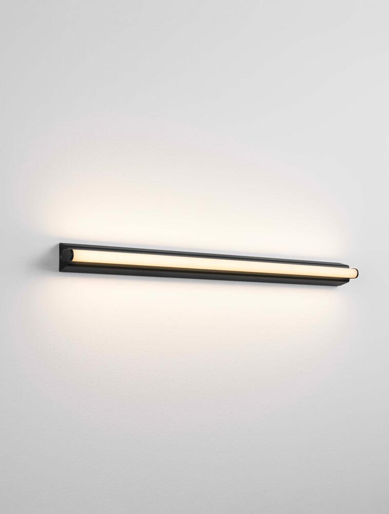 Endo LED Wandleuchte 3000K Schwarz IP44 an einer Wand montiert, modernes Design mit warmem Licht.