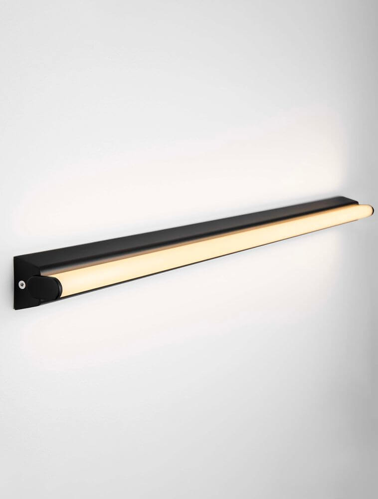 Endo LED Wandleuchte 3000K Schwarz IP44 an einer Wand montiert, modern und elegant.