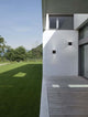 Epic LED Außenwandleuchte Cube 3000K IP54 an moderner Hauswand mit Gartenanlage im Hintergrund