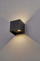 Epic LED Außenwandleuchte Cube 3000K IP54 an einer Wand montiert, elegantes Design für Außenbereiche.