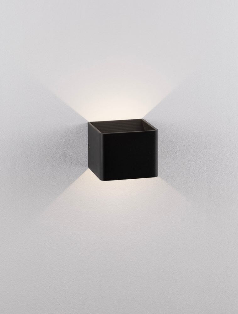Schwarze quadratische LED Wandleuchte mit modernem Design und indirekter Beleuchtung, ideal für Innenräume.