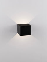 Schwarze quadratische LED Wandleuchte mit modernem Design und indirekter Beleuchtung, ideal für Innenräume.