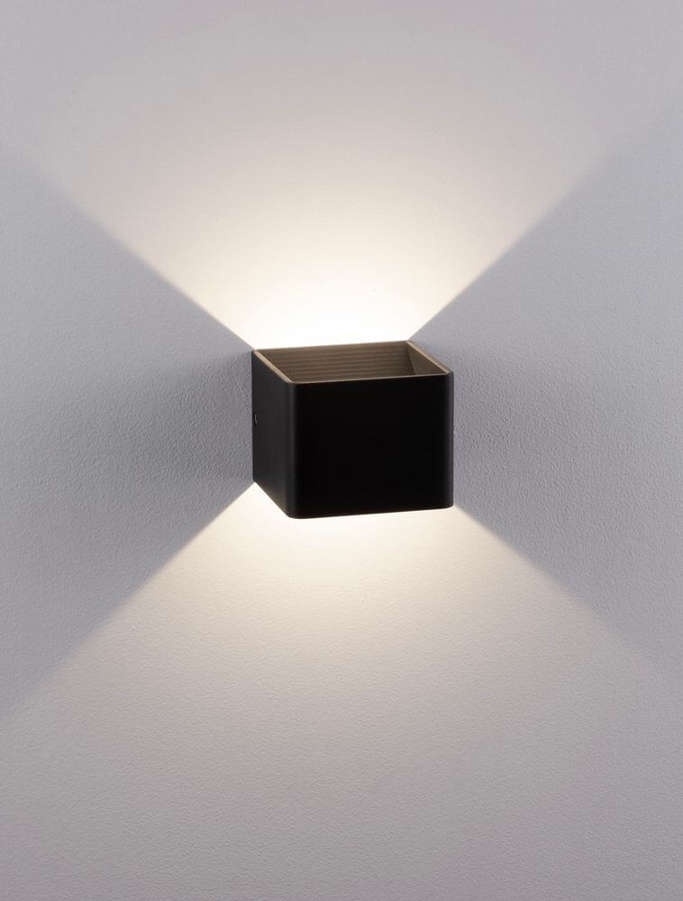 Schwarze quaderförmige LED Wandleuchte mit Up and Down Licht für stilvolle Beleuchtung und modernes Design.