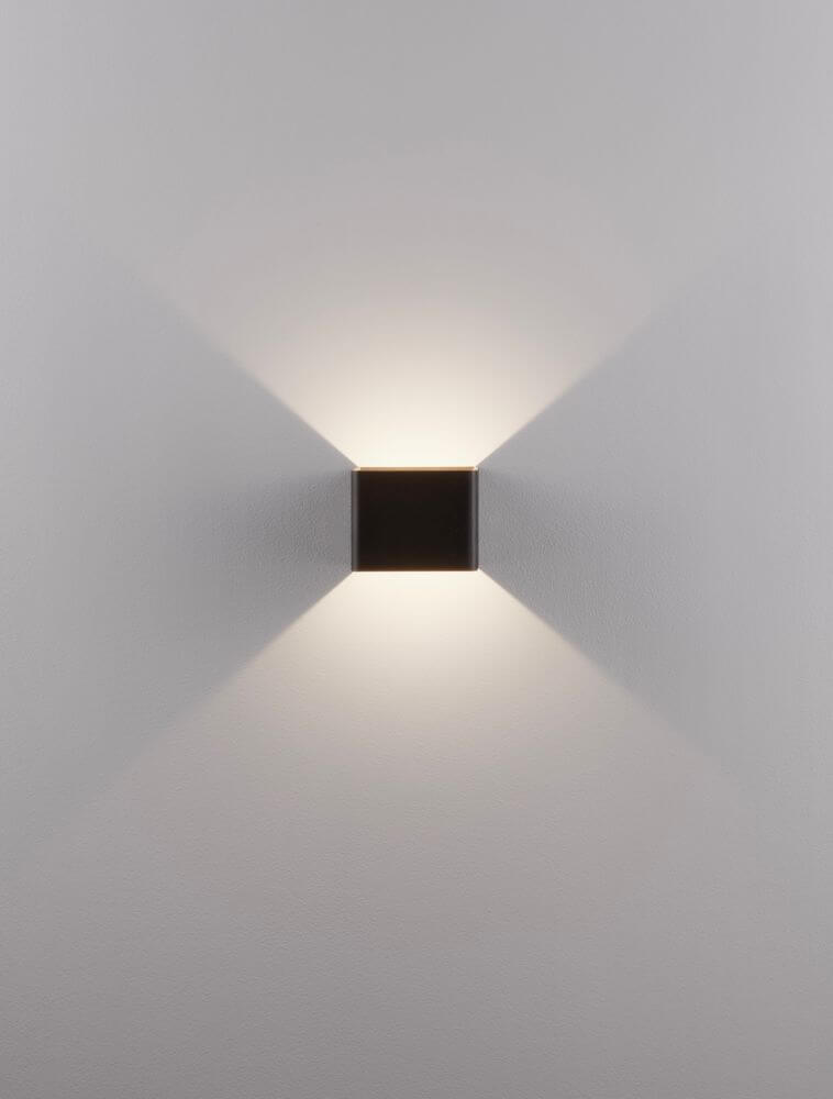 Schwarze LED Wandleuchte Epic mit indirekter Beleuchtung und modernem Design für stilvolle Innenräume.