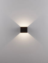 Schwarze LED Wandleuchte Epic mit indirekter Beleuchtung und modernem Design für stilvolle Innenräume.
