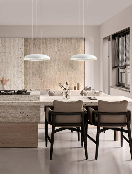 Epos pendel Ø 40cm 2700, 4000K i moderne køkkenindretning med elegante stole.