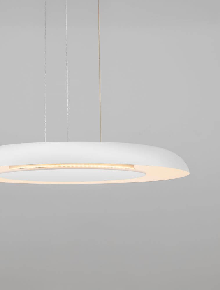 Epos Pendelleuchte Ø 60cm 2700, 4000K mit minimalistischem Design und hochwertiger LED-Technologie, schwebend über einem Tisch.