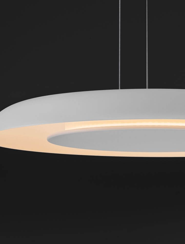 Epos Pendelleuchte Ø 60cm 2700, 4000K mit modernem, elegantem Design in einem minimalistischen Raum.
