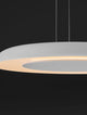 Epos Pendelleuchte Ø 60cm 2700, 4000K mit modernem, elegantem Design in einem minimalistischen Raum.