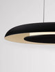 Epos Pendelleuchte Ø 60cm 2700, 4000K mit schwarzem Aluminiumschirm und goldfarbenem Acrylrand.