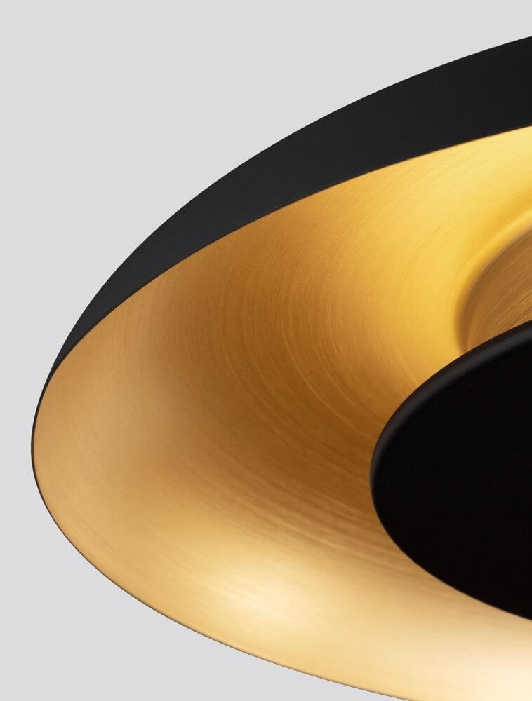 Epos Pendelleuchte Ø 60cm 2700, 4000K Nahaufnahme des runden Schirms aus Aluminium und goldfarbenem Acryl.