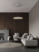 Epos Pendelleuchte Ø 60cm 2700, 4000K über einem modernen Sofa in einem stilvollen Wohnzimmer.