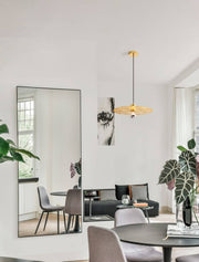 Eres Pendelleuchte Gold moderne goldene Hängeleuchte über dem Esstisch im stilvollen Wohnraum