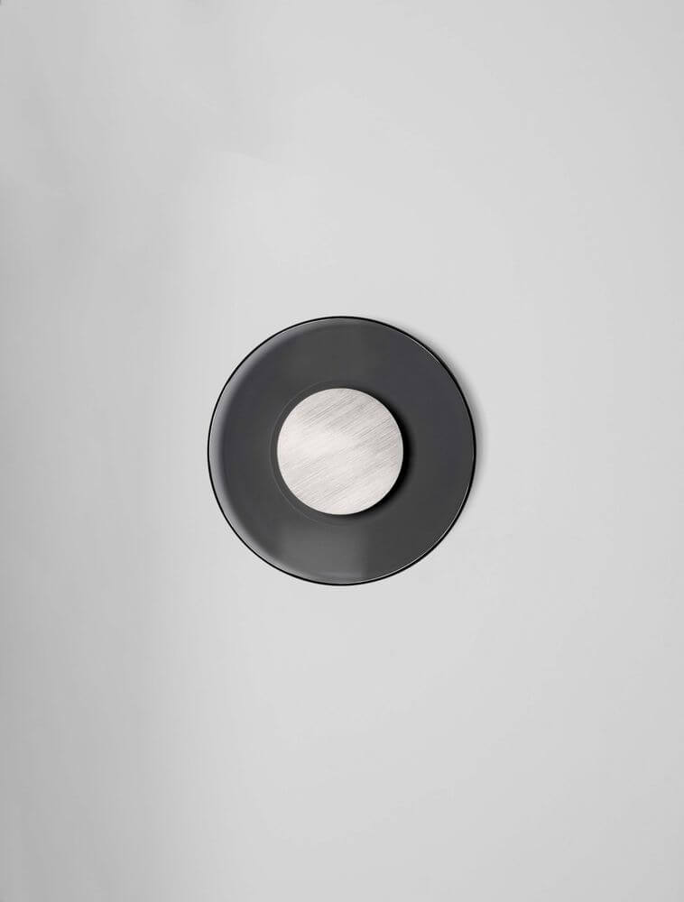 Esti LED Wandleuchte Ø 32cm 3000K in eleganter runder Form mit metallischem Detail.