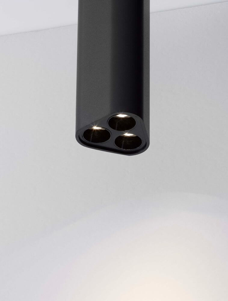 Etho Deckenleuchte H 15cm 3-flammig 3000K mit drei integrierten LED-Leuchten an einer modernen Lampe.
