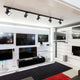 Ladenansicht mit Euro Cube LED Spot im 3-Phasen Schienensystem, Fernseher und modernem Einrichtungsstil.