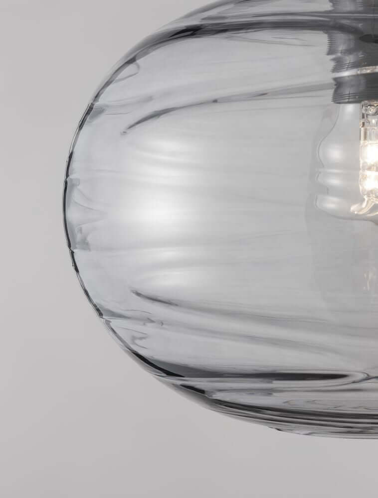 Nahaufnahme der Evleen Pendelleuchte Ø 30cm Schwarz, Grau mit einem eleganten, gefrosteten Glasdesign.