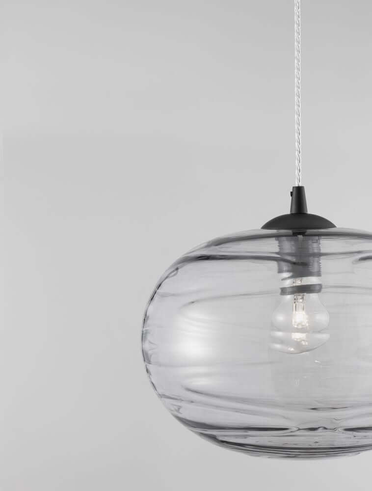 Evleen Pendelleuchte Ø 30cm Schwarz, Grau in elegantem Design mit kugelförmigem Glas-Schirm.