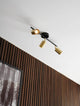 Explore 3 Spotlight in elegantem Design mit 3 goldenen Strahlern an einer Holzvertäfelung.