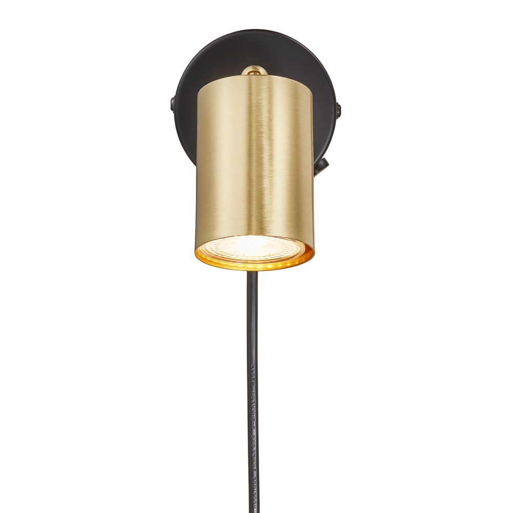 Entdecken Sie die Explore Wandspot Messing-Lampe mit verstellbarem Lampenkopf für ideales Arbeitslicht.