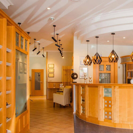 Modernes Interieur mit der Eyes Deckenleuchte mit verstellbarem Spot Weiß in einem Empfangsbereich.