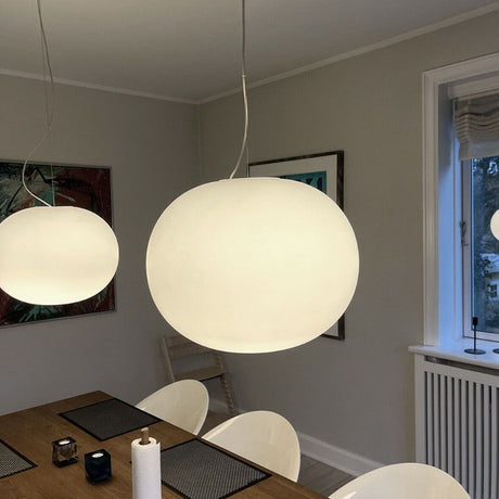Flos Glo-Ball S2 lampe suspendue en verre Ø 45 cm dans une salle à manger moderne, diffusion douce de la lumière.