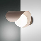 Adria LED Wandleuchte aus Metall, moderne Wandlampe mit geschwungenem Design und sanfter Beleuchtung.