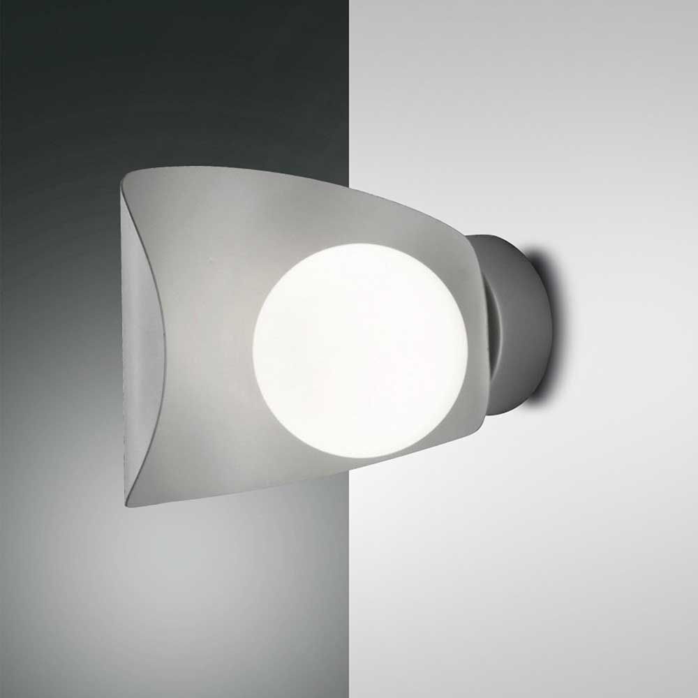 Moderne Adria LED Wandleuchte aus Metall mit rundem weißen Licht, ideales Wandlicht für stilvolle Räume.