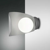 Moderne Adria LED Wandleuchte aus Metall mit rundem weißen Licht, ideales Wandlicht für stilvolle Räume.