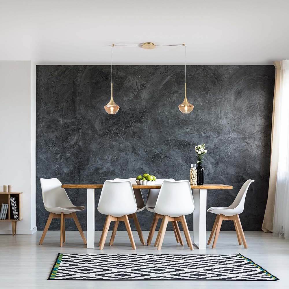 Moderne Wohnung mit Apollo Pendellampe aus Metall über einem Esstisch und weißen Stühlen.