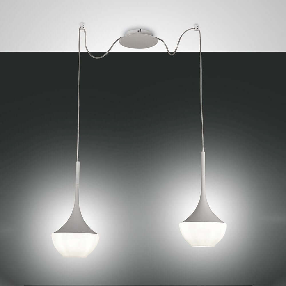 Apollo Pendellampe aus Metall mit zwei hängenden Lampenschirmen in modernem Design.