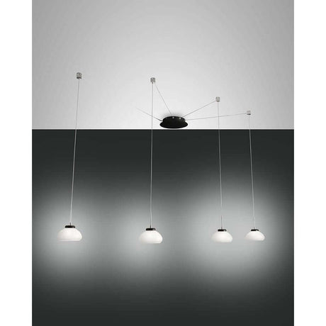 Arabella LED Glas-Pendelleuchte 4-flammig mit 4, regulierbaren Leuchten und elegantem Design.
