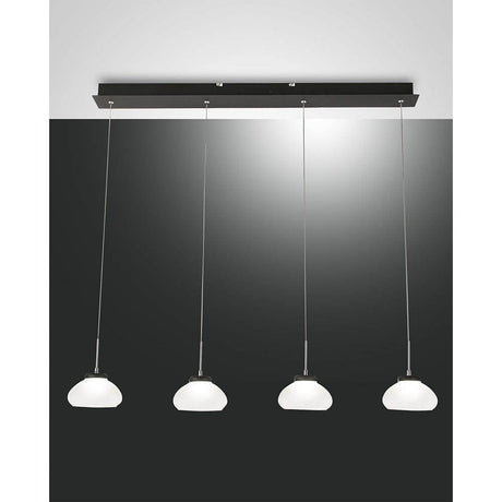 Arabella LED Pendellampe 4-flammig Glas mit vier hängenden Glaskugeln auf schwarzem Hintergrund