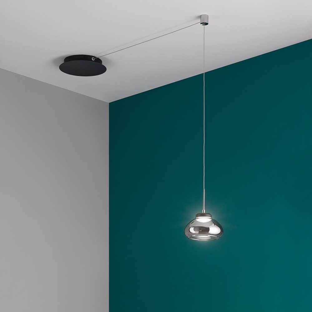 Arabella LED Pendellampe Glas in modernem Interieur mit schwarzem Deckenanschluss und grünem Wandhintergrund.