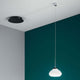 Arabella LED Pendelleuchte Geblasenes Glas hangt an schwarz-weißer Decke, stilvoll und modern.