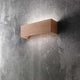 Badia LED Wandleuchte Braun an einer grauen Wand, modernes und elegantes Design.