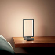 Bard LED Tischlampe mit 3-Stufen Dimmer in elegantem Mattgold-Finish auf einem Tisch.