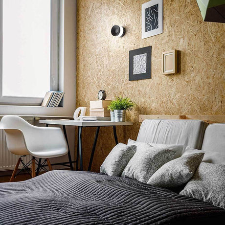 Moderne Schlafzimmeransicht mit Billie LED Wandlampe Metall an der Wand und stilvoller Einrichtung.